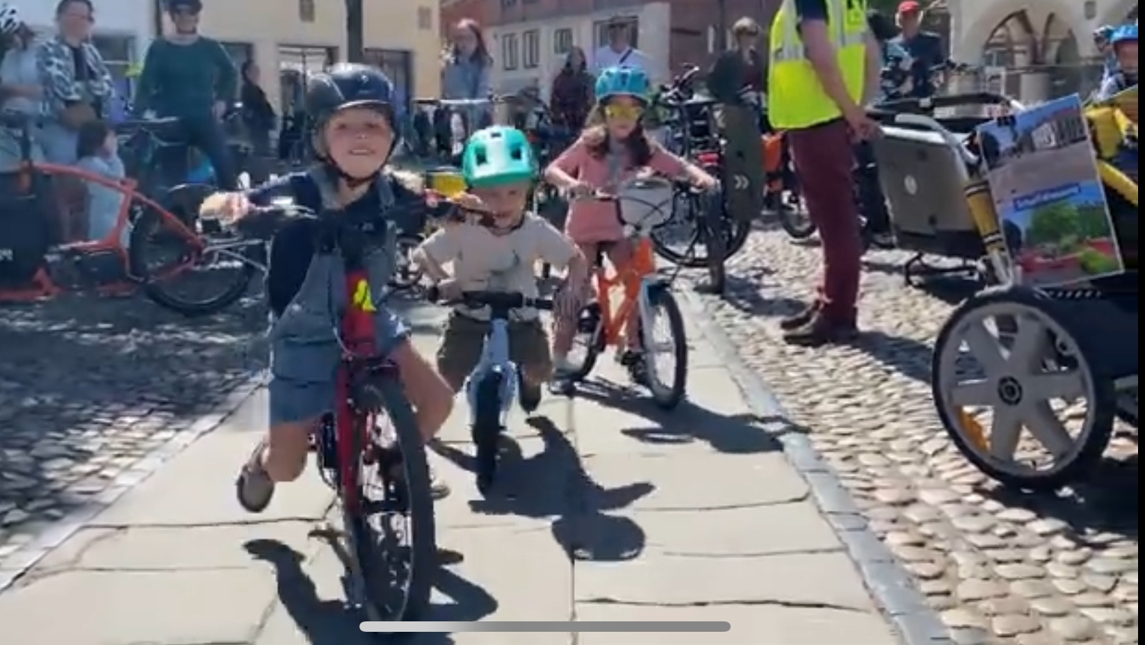 Mehr über den Artikel erfahren Das war die 4. Kidical Mass in Lüneburg